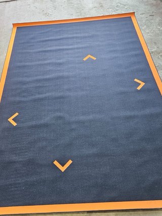 Alfombra Moqueta Negra y Naranja Grande