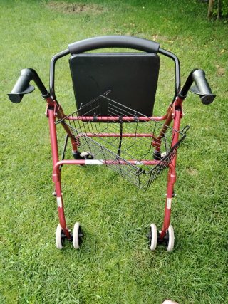 Andador con asiento y cesta