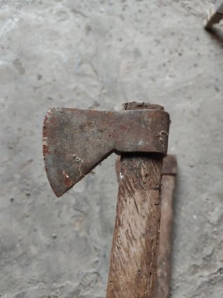 2 Hachas antiguas de madera