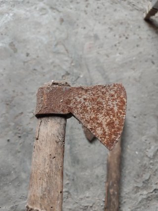 2 Hachas antiguas de madera