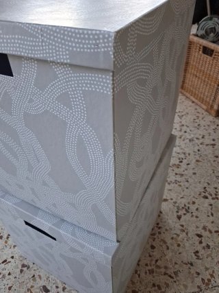 Cajas de almacenaje Ikea grises con diseño.