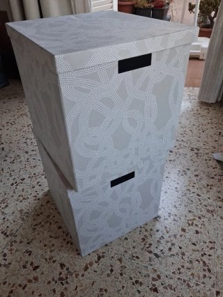 Cajas de almacenaje Ikea grises con diseño.