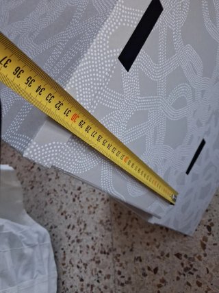 Cajas de almacenaje Ikea grises con diseño.