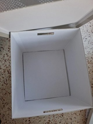Cajas de almacenaje Ikea grises con diseño.