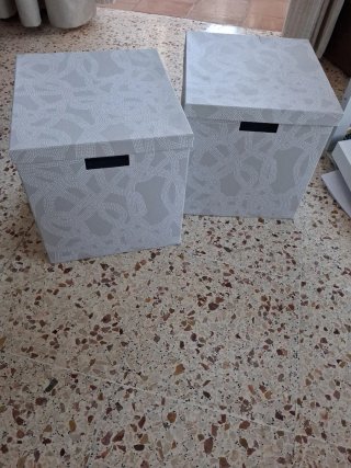 Cajas de almacenaje Ikea grises con diseño.