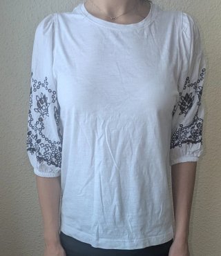 Camiseta blanca bordada mangas