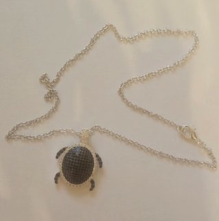 Colgante Tortuga con diamantes Negros y Blancos