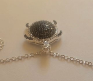 Colgante Tortuga con diamantes Negros y Blancos