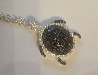 Colgante Tortuga con diamantes Negros y Blancos