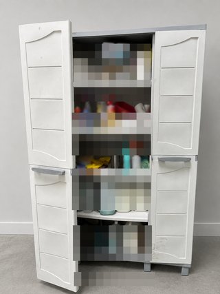 Armario escobero de resina 3 puertas
