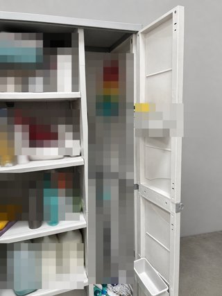 Armario escobero de resina 3 puertas