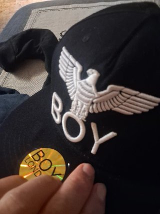 Cappelli neri con aquila ricamata