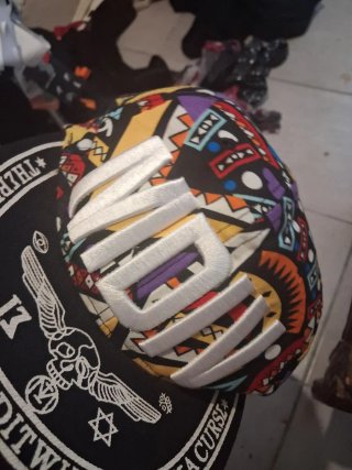 Cappelli neri con aquila ricamata