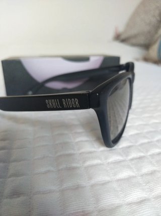 Gafas de sol negras con lentes moradas