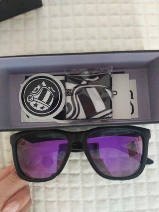 Gafas de sol negras con lentes moradas