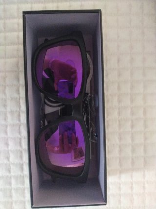 Gafas de sol negras con lentes moradas