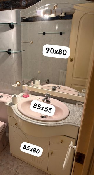 Mueble de baño con espejo y lavabo. GRATIS.
