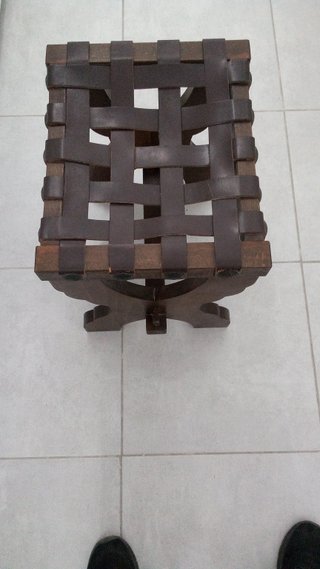 Taburete antiguo cuero y madera