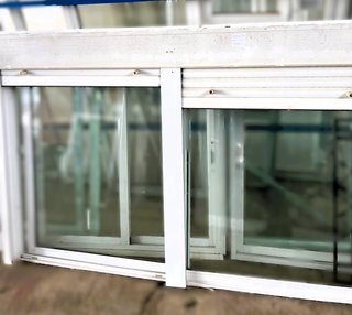 Ventana aluminio blanca doble con persiana