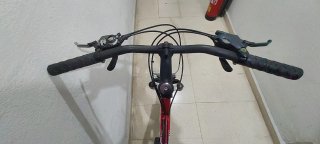 Bicicleta Orbea Dakar en color rojo, con ruedas de