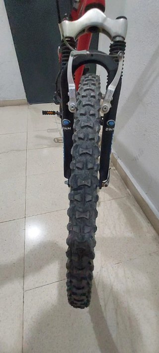 Bicicleta Orbea Dakar en color rojo, con ruedas de