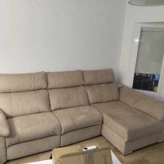 Sofá de tela beige