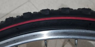 Bicicleta azul, con ruedas de 26 pulgadas.