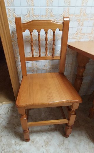 Mesa comedor de pino y 4 sillas.
