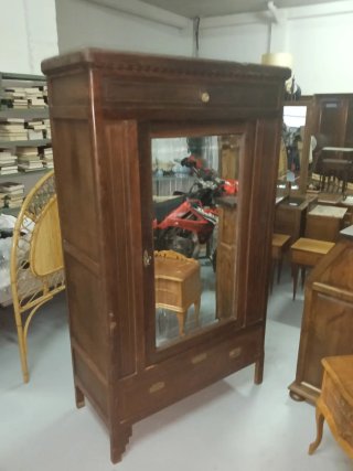 Armario antiguo de madera con espejo