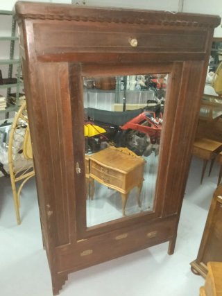 Armario antiguo de madera con espejo