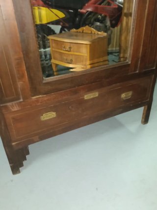 Armario antiguo de madera con espejo