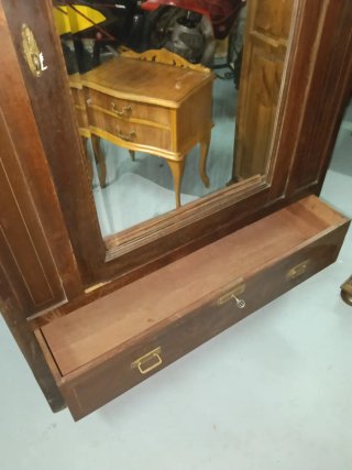Armario antiguo de madera con espejo