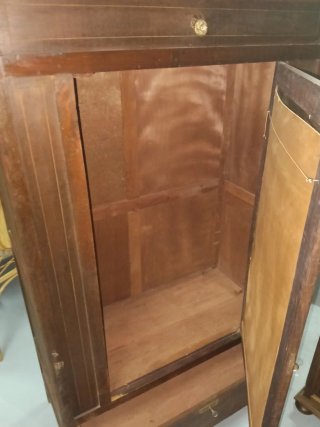 Armario antiguo de madera con espejo