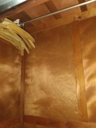 Armario antiguo de madera con espejo