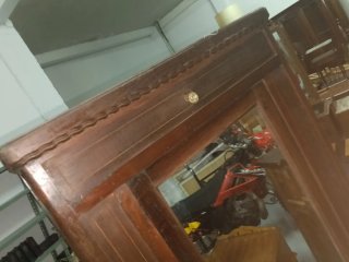 Armario antiguo de madera con espejo