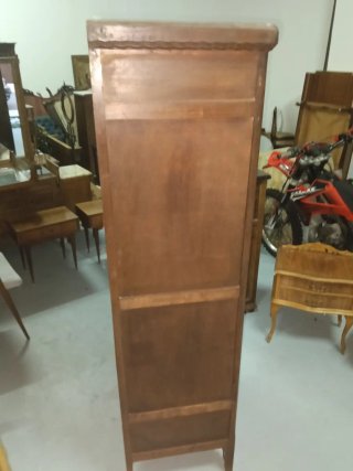 Armario antiguo de madera con espejo