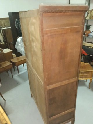 Armario antiguo de madera con espejo