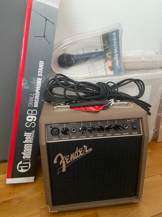 Amplificador Fender c/ Micrófono y Pie