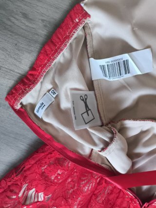 Vestido rojo palabra de honor encaje
