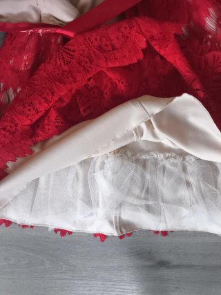 Vestido rojo palabra de honor encaje