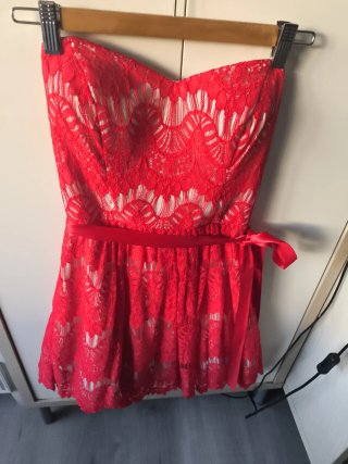 Vestido rojo palabra de honor encaje