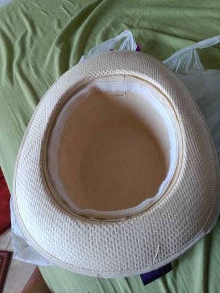 Sombrero de boda beige con flor morada