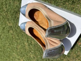 Zapatos Hispanitas beige puntera metalizada