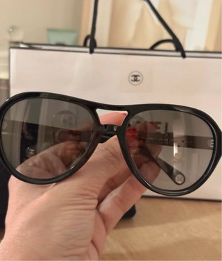 Gafas de sol aviador Chanel negras y grises