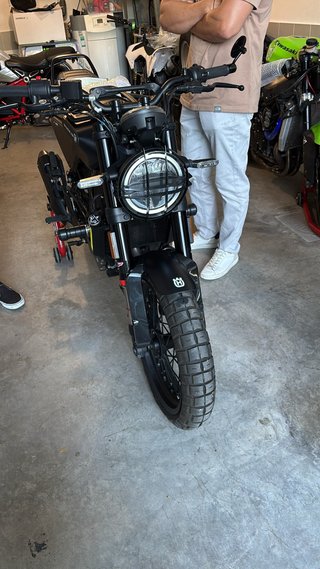 Husqvarna Svartpilen 125 Negra