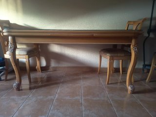 Mesa de comedor de madera