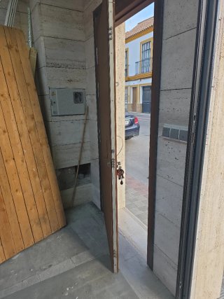 Puerta de entrada 100x127 de aluminio