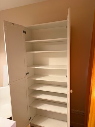 Armario blanco de madera
