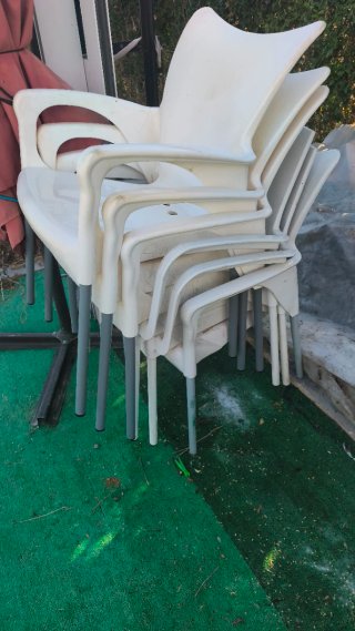 Sillas y mesa de exterior blancas