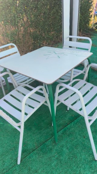 Sillas y mesa de exterior blancas